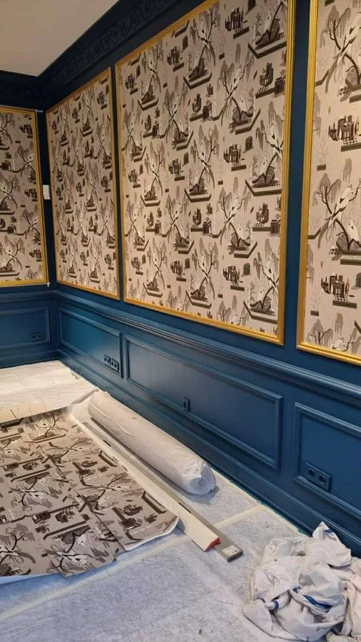 Peinture intérieure et papier peint à motifs sur un mur à Besançon