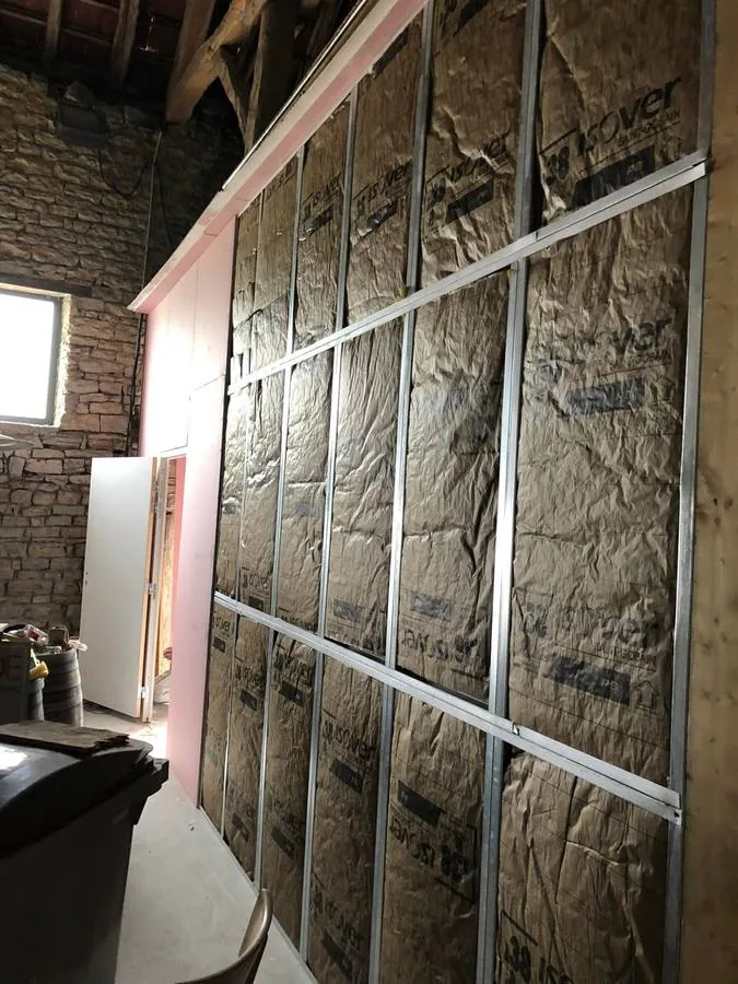 Cloison en plaques de plâtre sur ossature avec isolant, chantier RUSHITI Rénovation