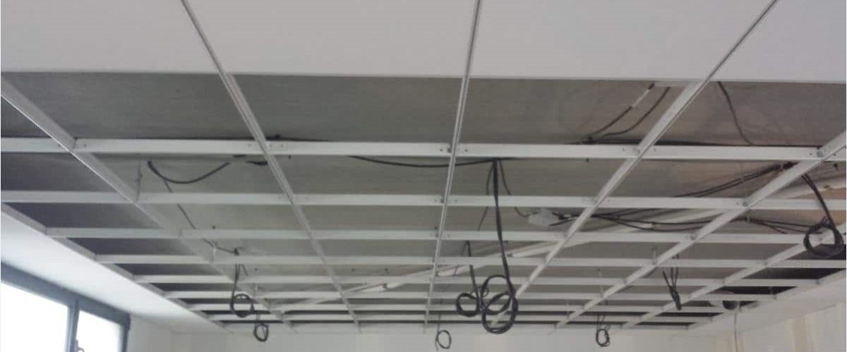 Pose de faux plafond sur ossature, dalles et spots