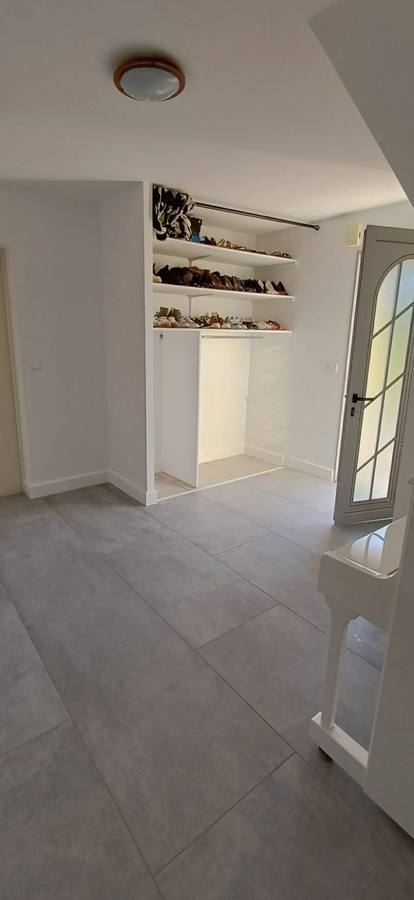 Le même espace à Morre après remplacement du placo, traitement de la structure et peinture de finition par RUSHITI Rénovation, artisan à Besançon