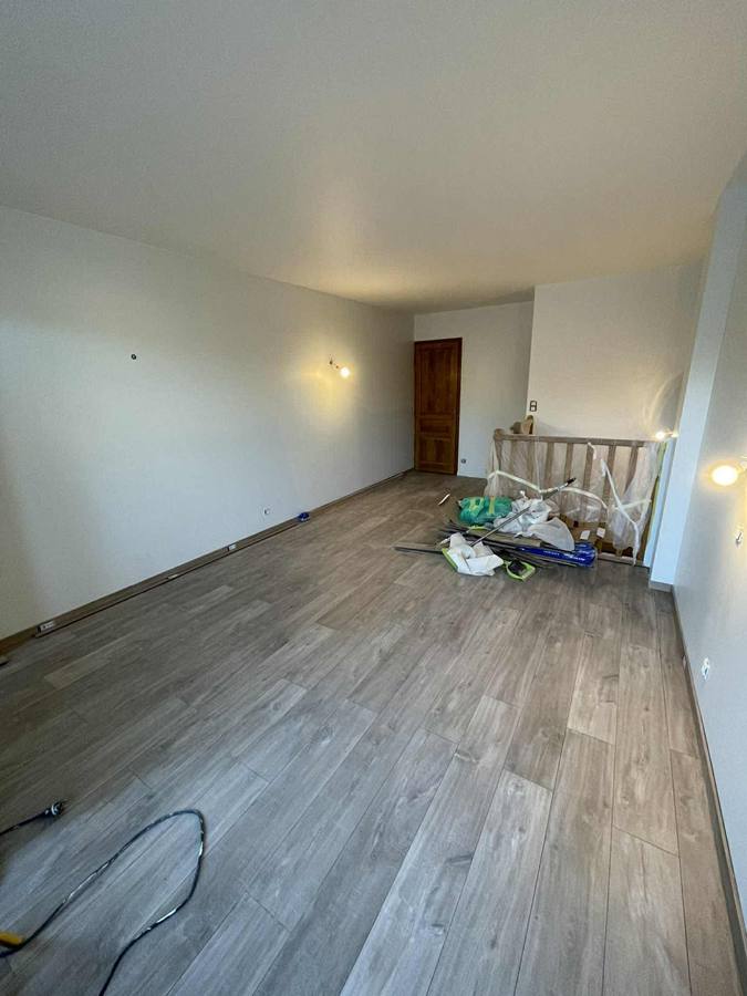 Pose de parquet flottant dans un hôtel à Besançon