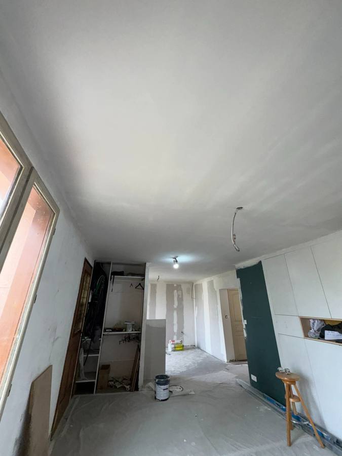 Première passe de ratissage à l'enduit sur un plafond à Besançon, chantier RUSHITI Rénovation