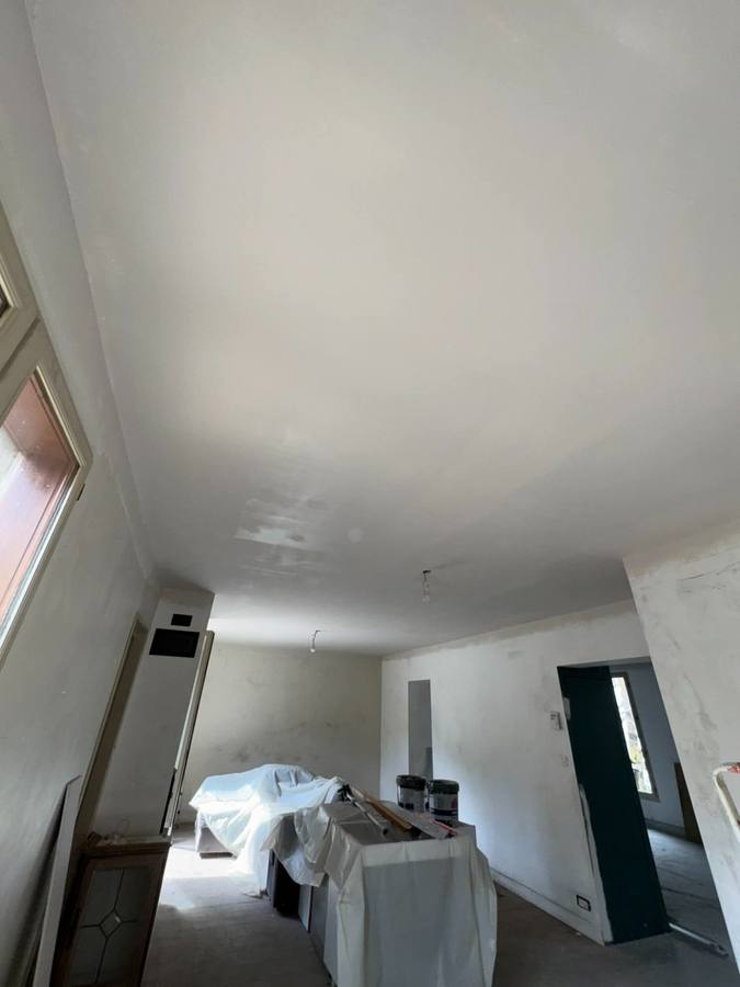 Ratissage fin d'un plafond avant impression et peinture à Besançon, chantier RUSHITI Rénovation