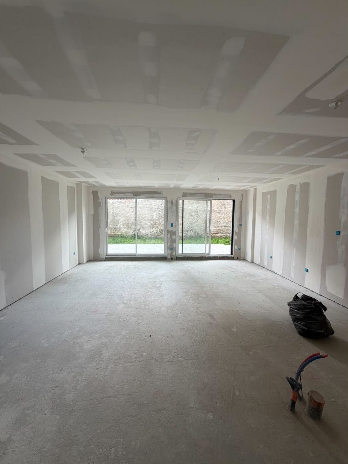 Cloisons et plafond en plaques de plâtre après jointoiement, joints et têtes de vis enduits, à Besançon, chantier RUSHITI Rénovation