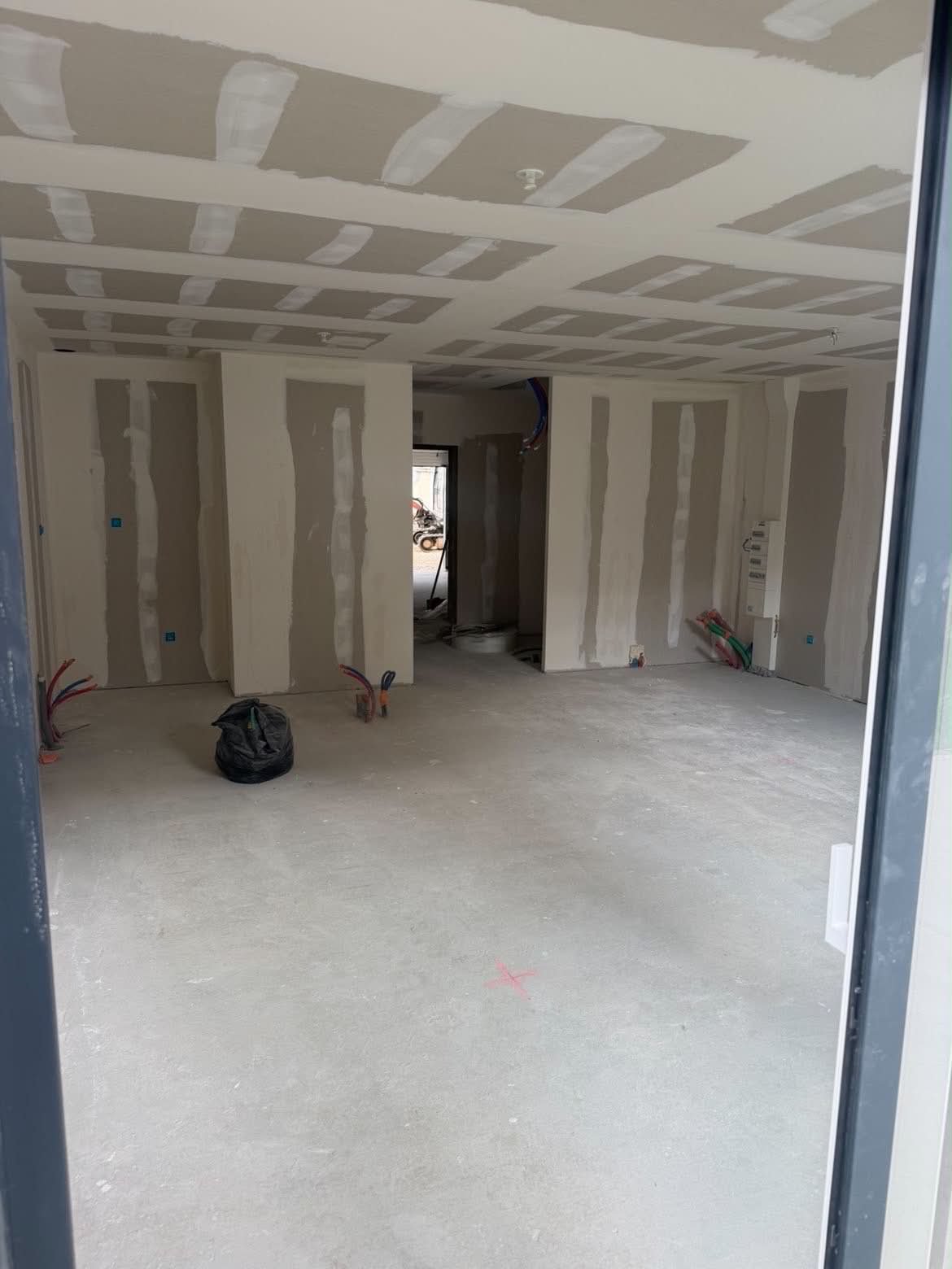 Cloisons en placo et plafond jointé dans un logement à Besançon, avant peinture