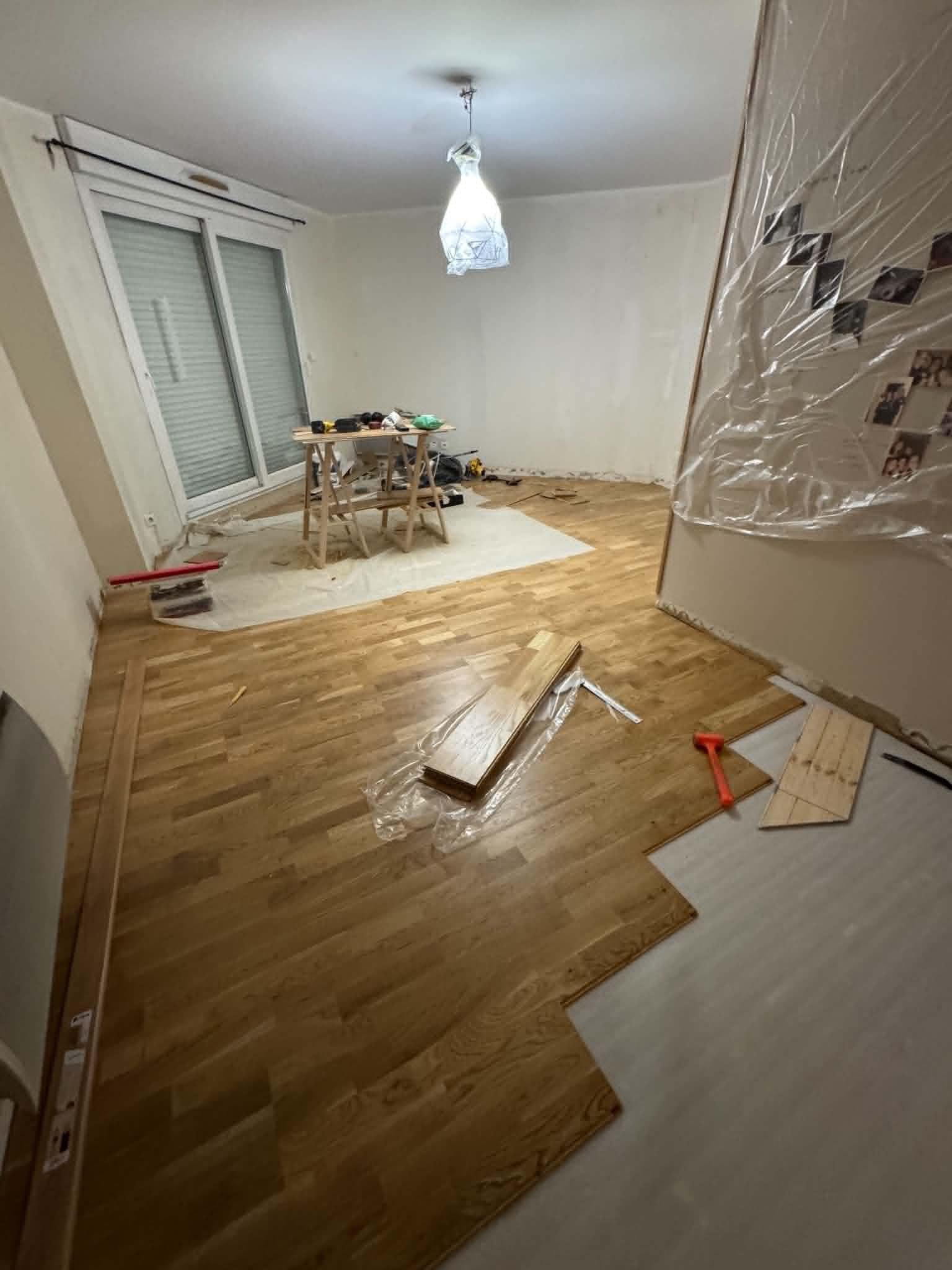 Parquet en bois clair posé dans un logement à Besançon