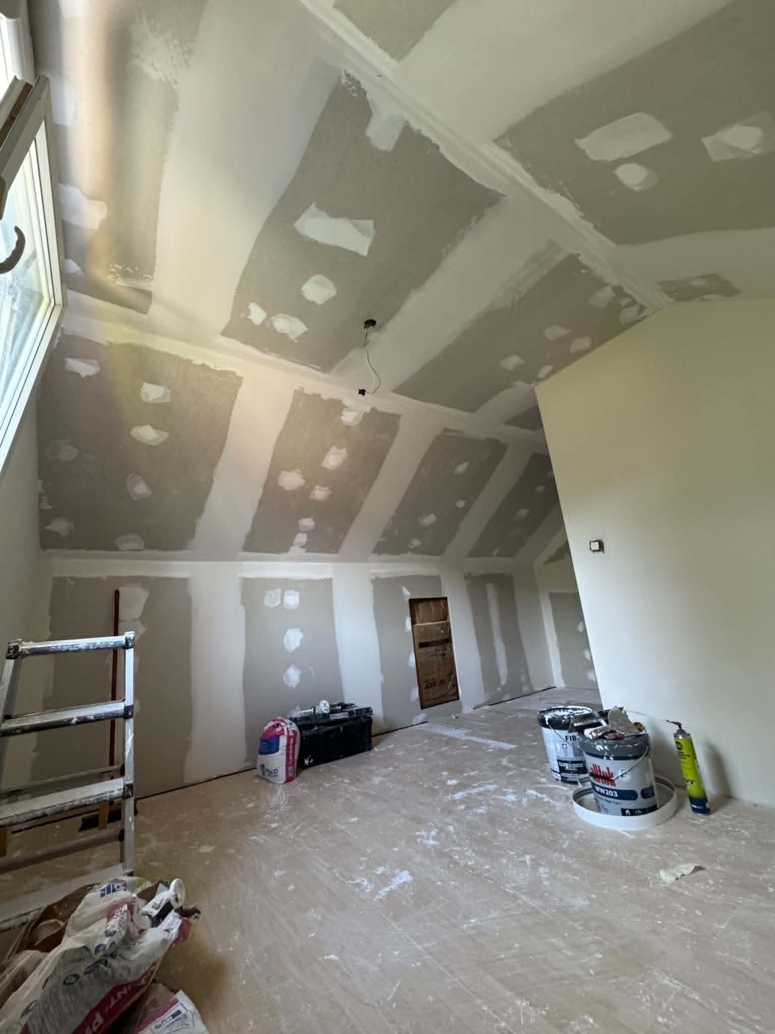 Bandes à joints sur des rampants et un plafond de combles aménagés à Besançon, chantier RUSHITI Rénovation