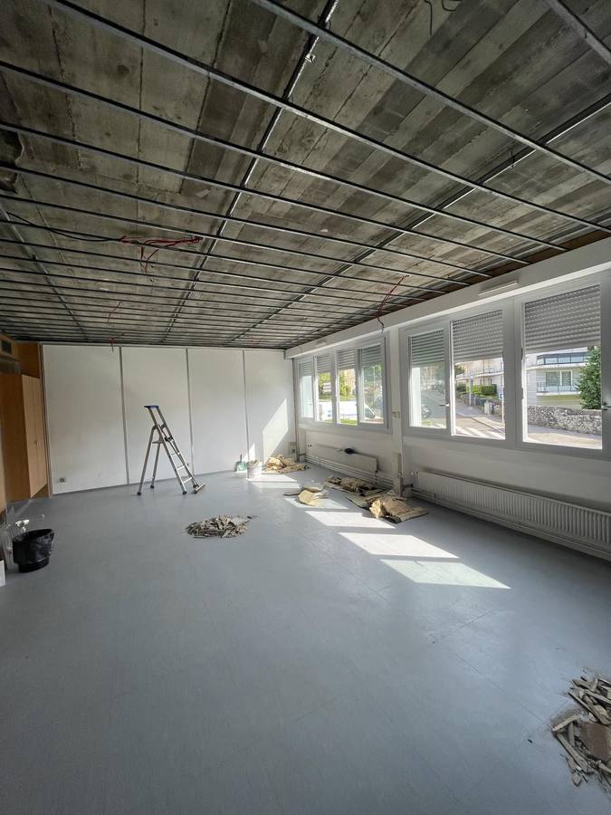 Ossature métallique suspendue d'un faux plafond démontable avant la pose des dalles, centre de formation à Besançon