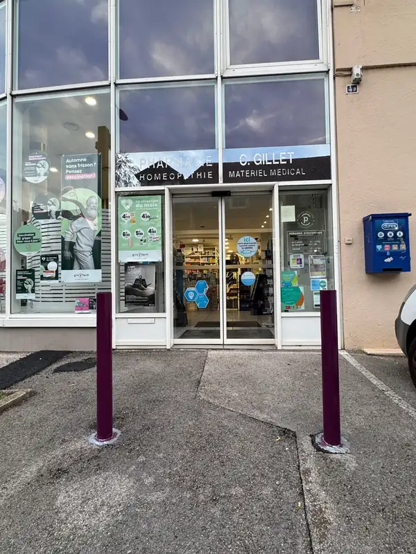 Deux potelets métalliques repeints en prune devant l'entrée de la Pharmacie Gillet, rue Pergaud à Besançon