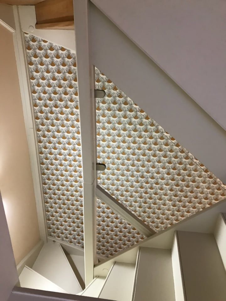 Papier peint posé en cage d'escalier