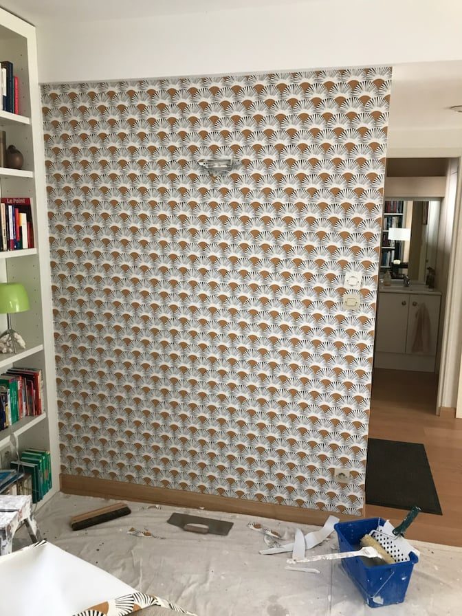 Pose de papier peint décoratif à motifs