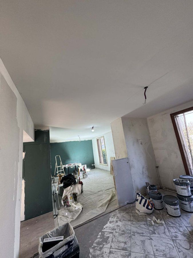 Plafond et murs ratissés avant mise en peinture sur un chantier à Besançon