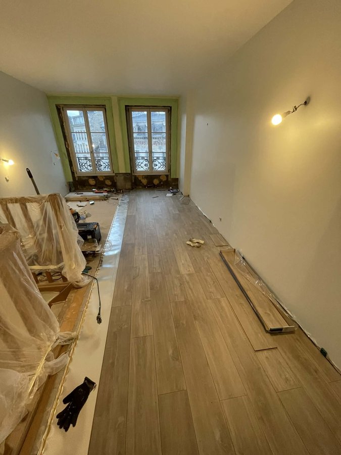 Pose de parquet flottant en appartement, chantier RUSHITI Rénovation