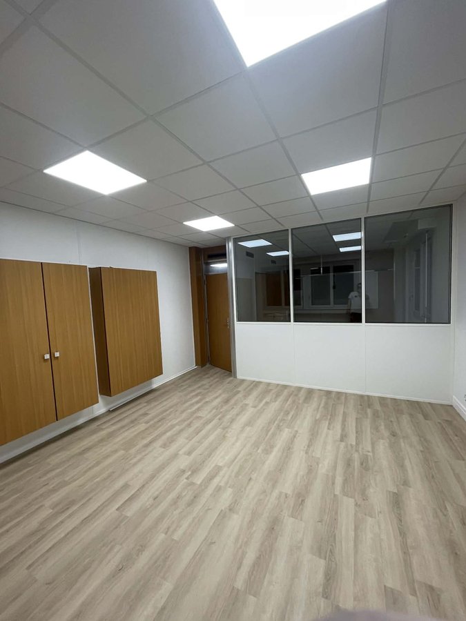 Sol PVC imitation bois dans un bureau, chantier RUSHITI Rénovation